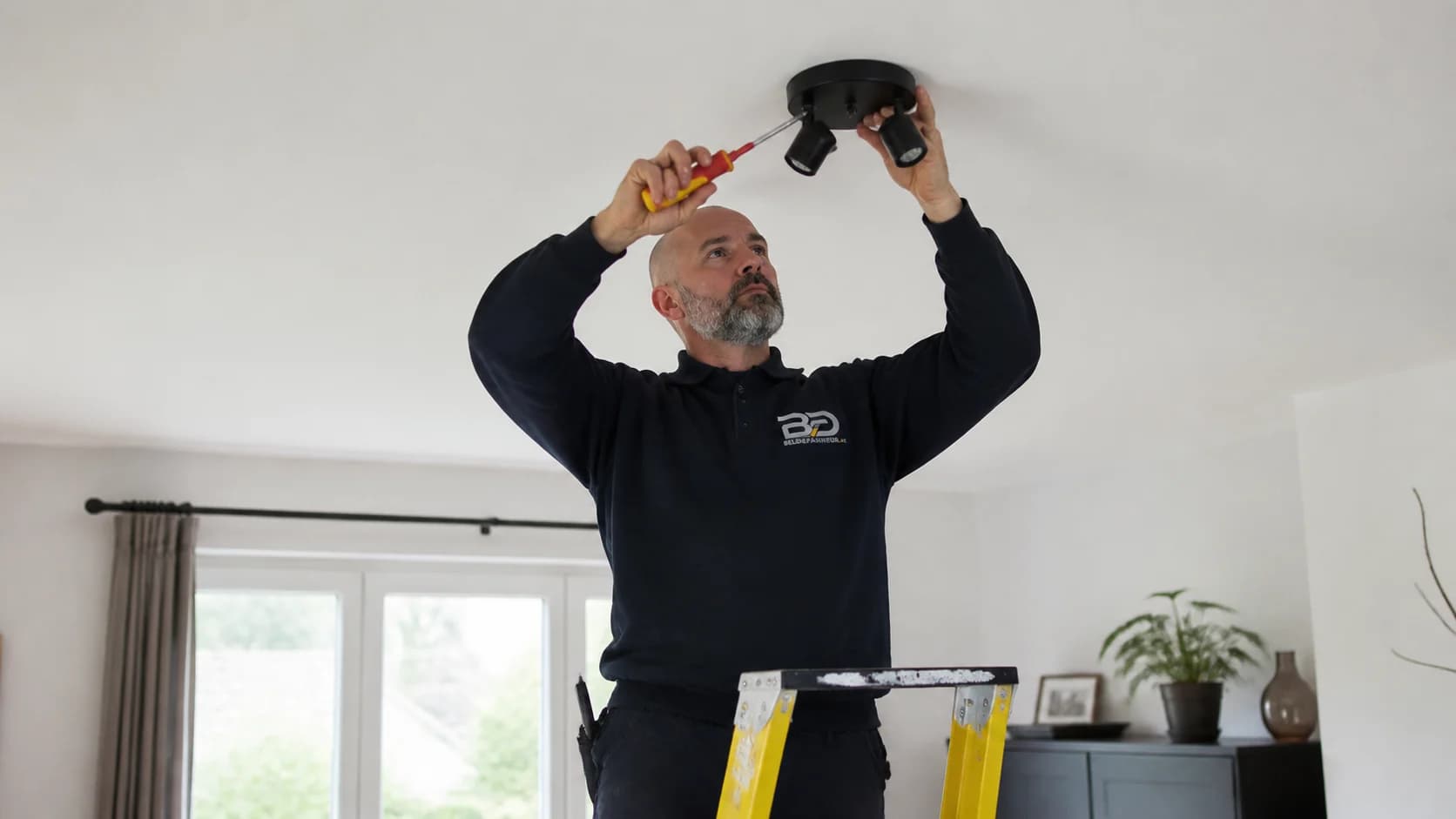 Installation d’un luminaire au plafond